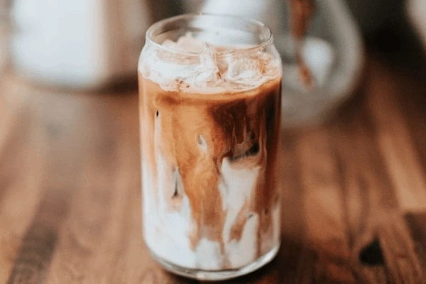 لاته یخ با طعم کارامل