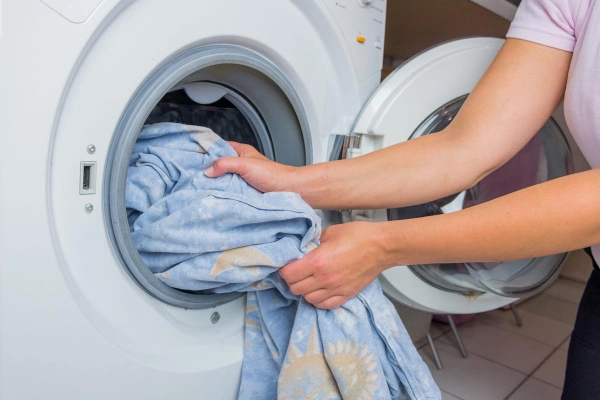 آماده‌سازی پتو و روتختی برای شست‌وشو