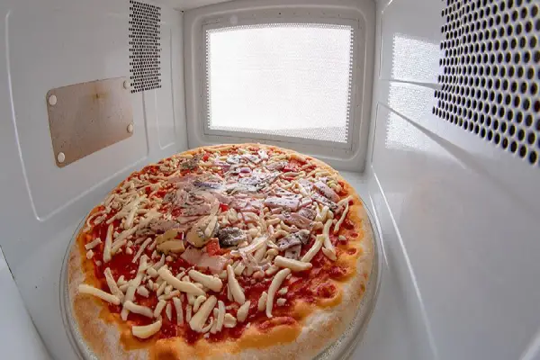 طرز تهیه پیتزا در ماکروفر چگونه است